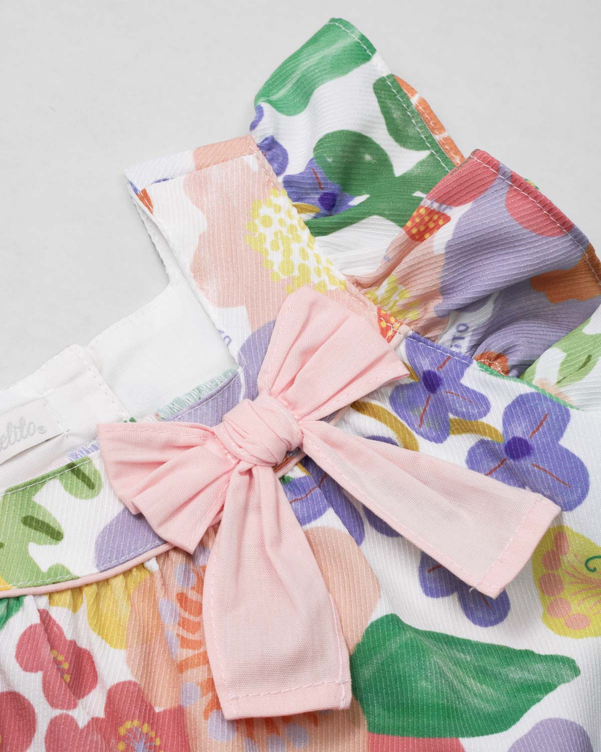 Conjunto blusa con estampado de flores de mangas con boleros, moñito rosa y leggins para bebé niña