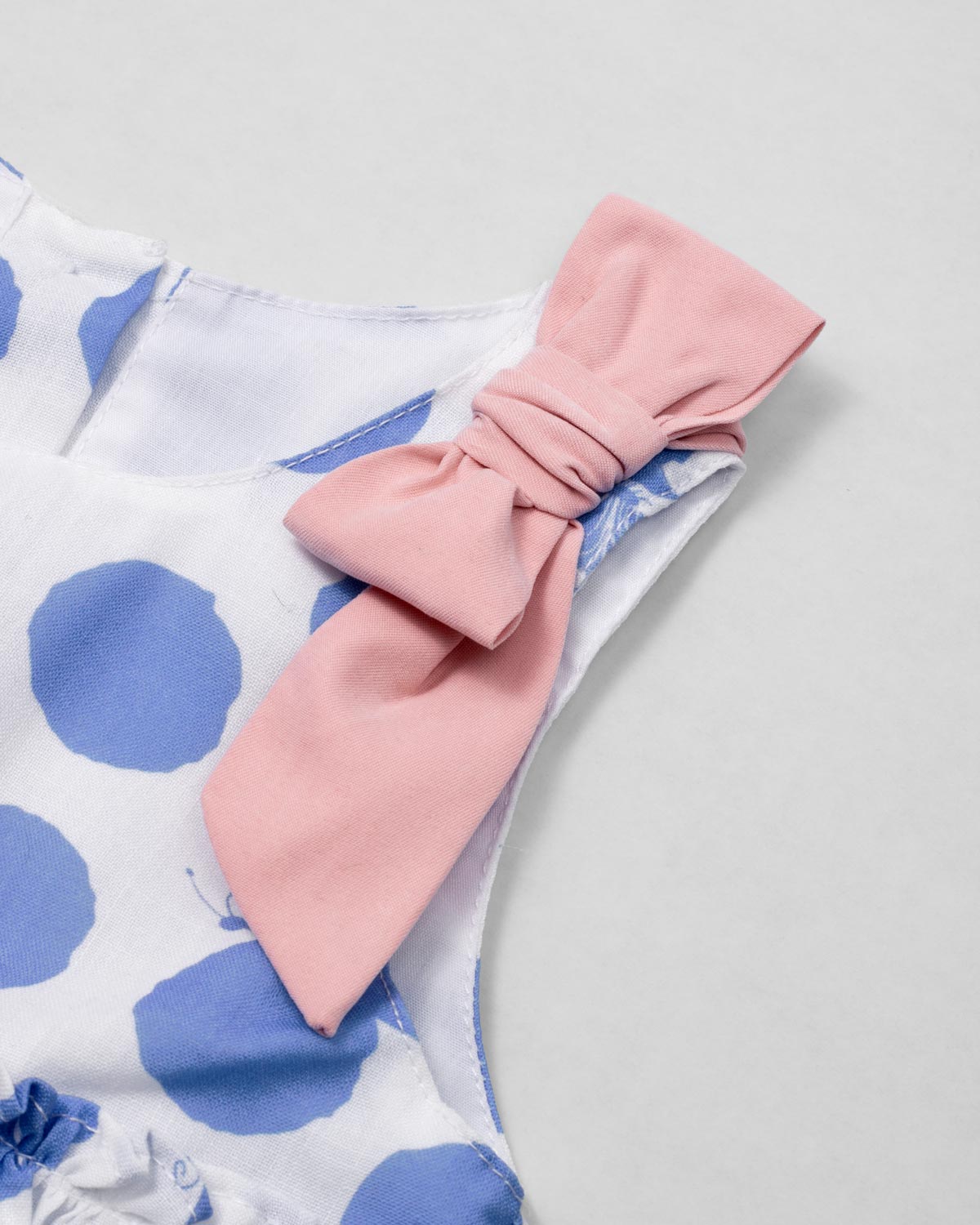 Conjunto blusa con estampado de lunares azules y leggins blanco para bebé niña