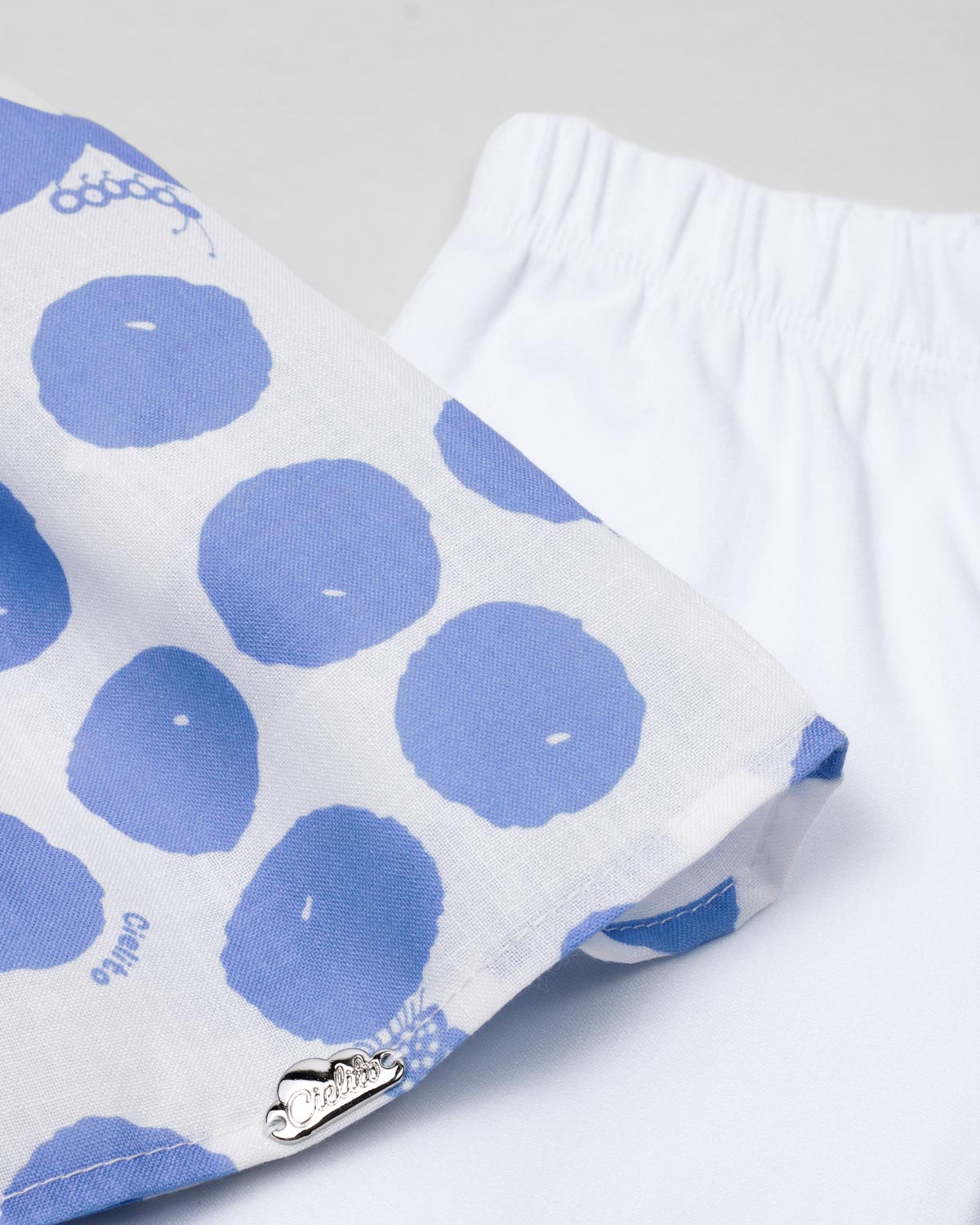 Conjunto blusa con estampado de lunares azules y leggins blanco para bebé niña