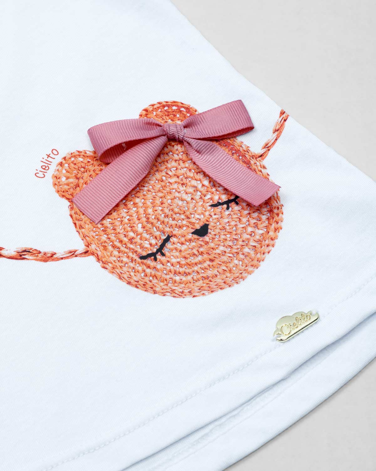 Conjunto blusa blanca con bolsito estampado y leggins rosa con moñitos para bebé niña