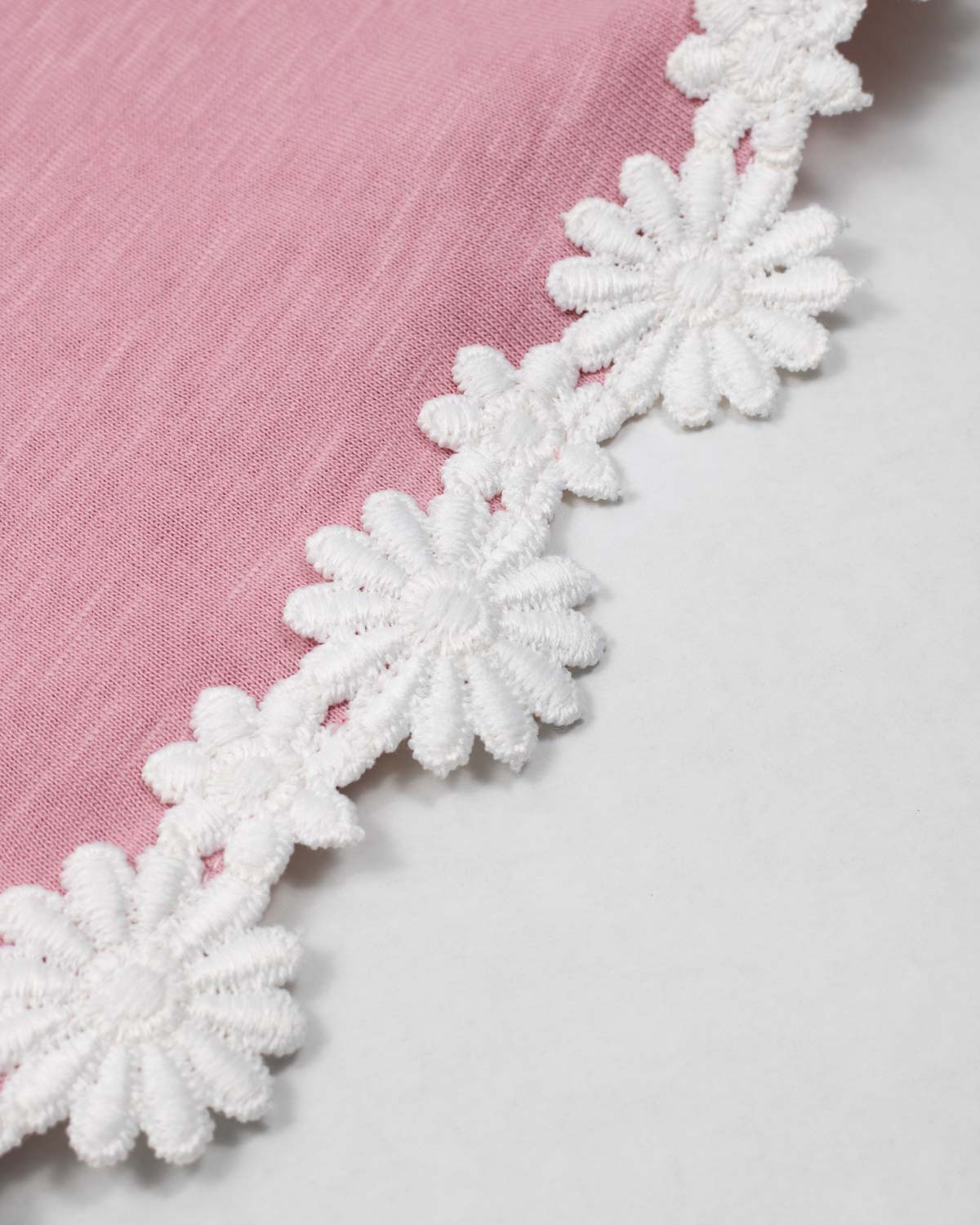 Conjunto blusa rosa con encaje de florecitas y leggins en rib para bebé niña