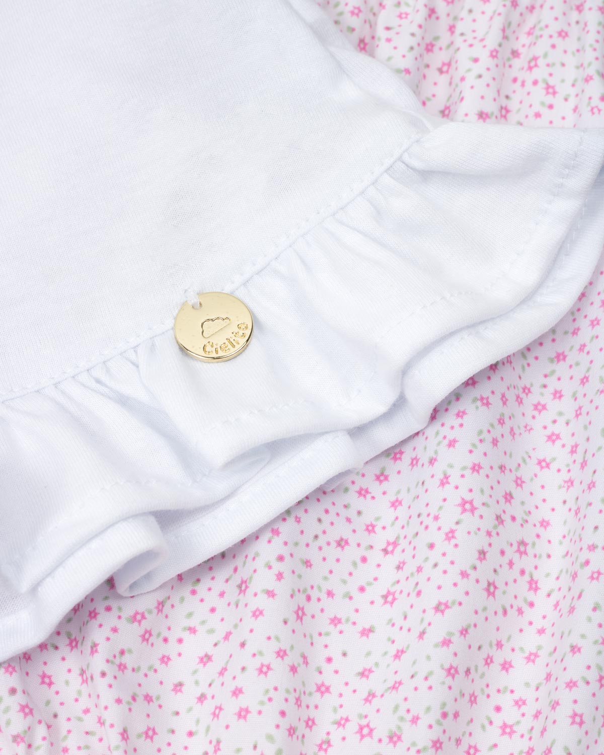 Conjunto blusa blanca con estampado de conejitos y short estampado para bebé niña