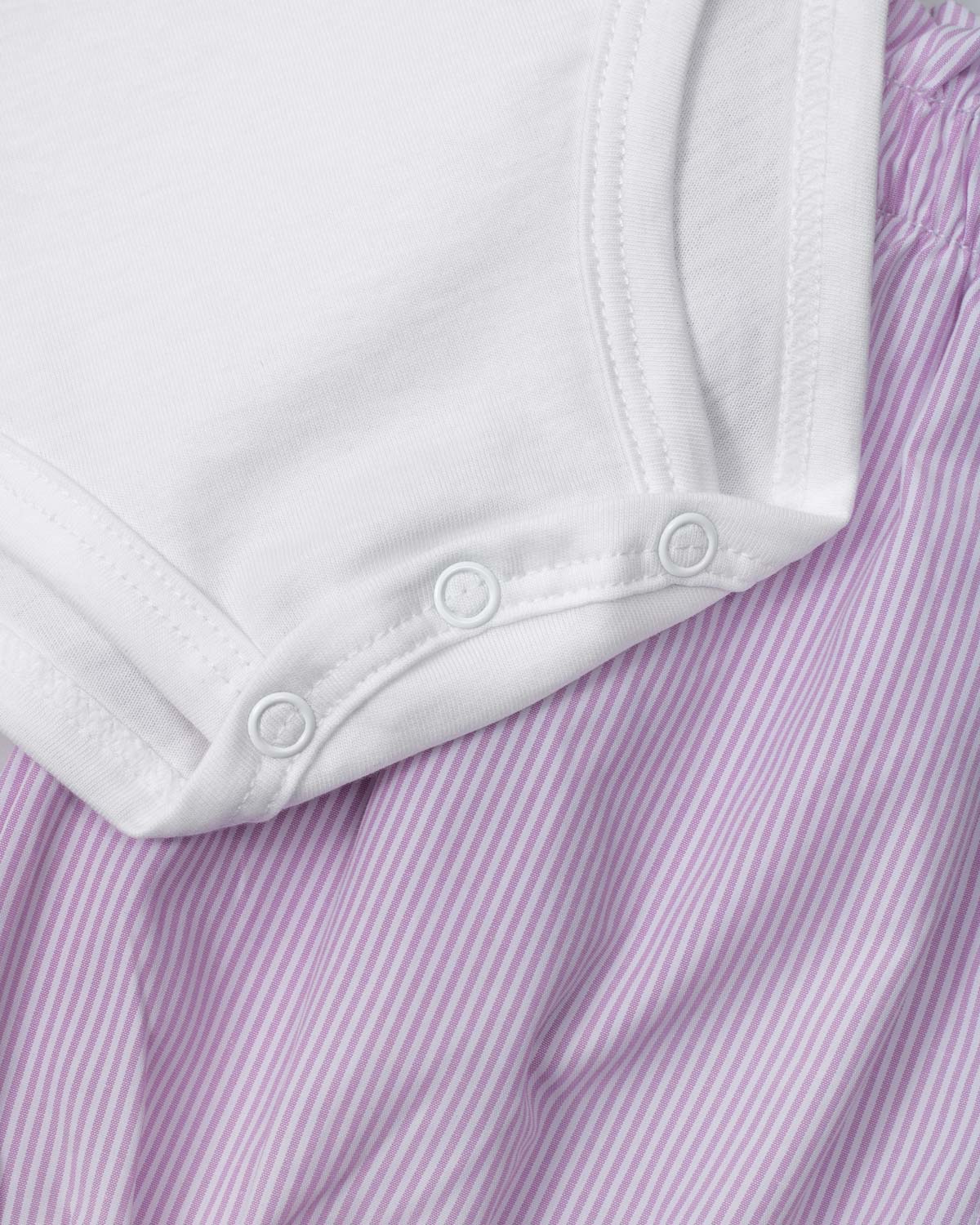 Conjunto body de mangas con bolero, estampado de conejito y short de líneas lilas para bebé niña