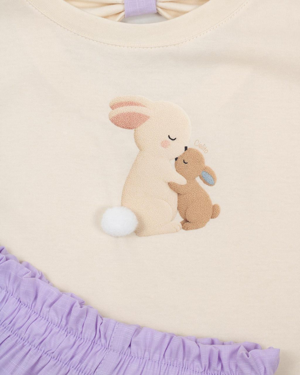 Conjunto blusa crema con estampado de conejitos y short lila para bebé niña