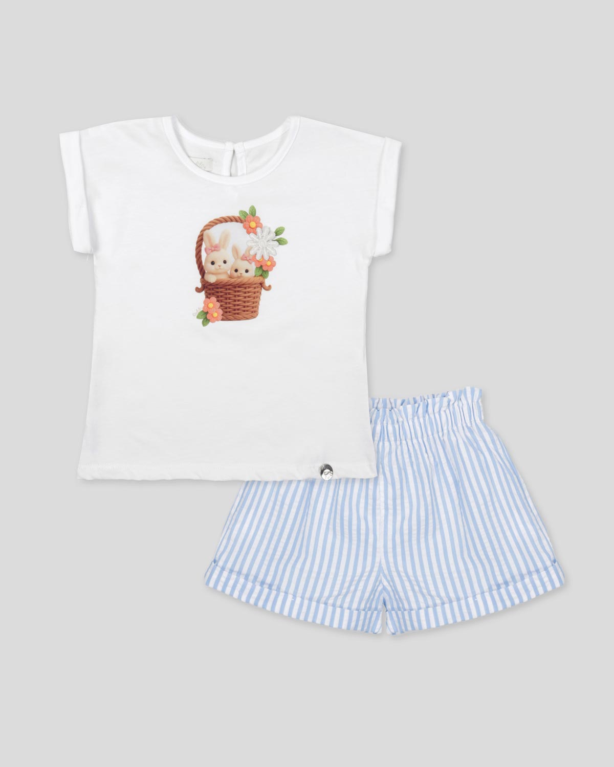 Conjunto camiseta blanca con estampado de conejitos y short de líneas azules para bebé niña