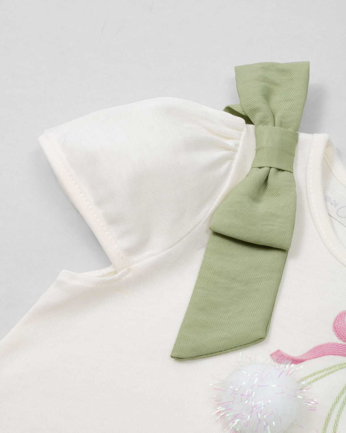 Conjunto blusa blanca con estampado, moño y short verde para niña