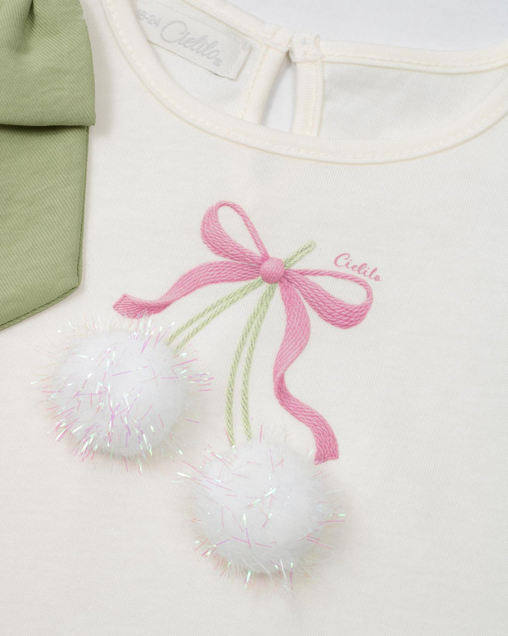 Conjunto blusa blanca con estampado, moño y short verde para niña