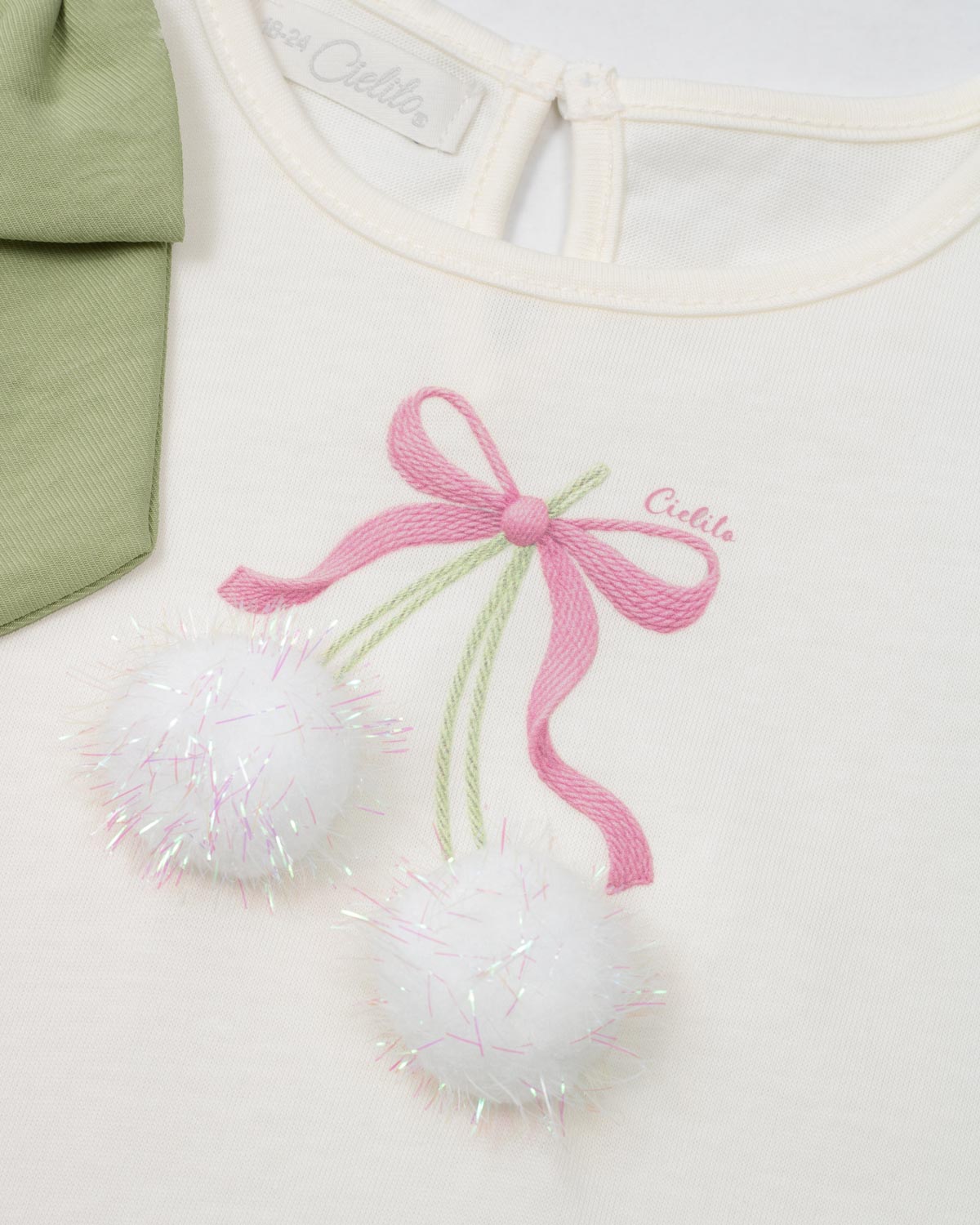 Conjunto blusa blanca con estampado, moño y short verde para niña