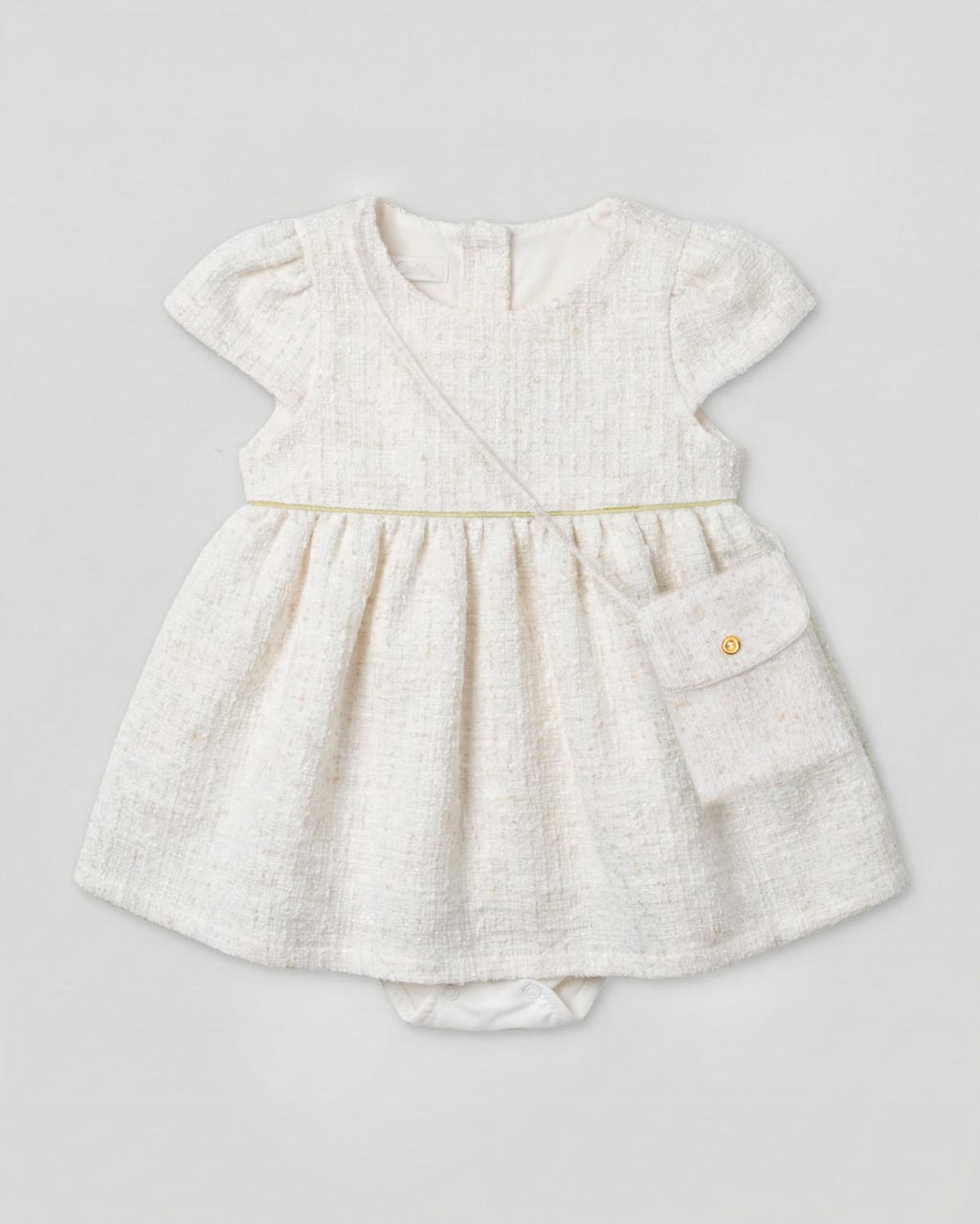 Vestido body blanco con tejido texturizado y bolsito pequeño para bebé niña