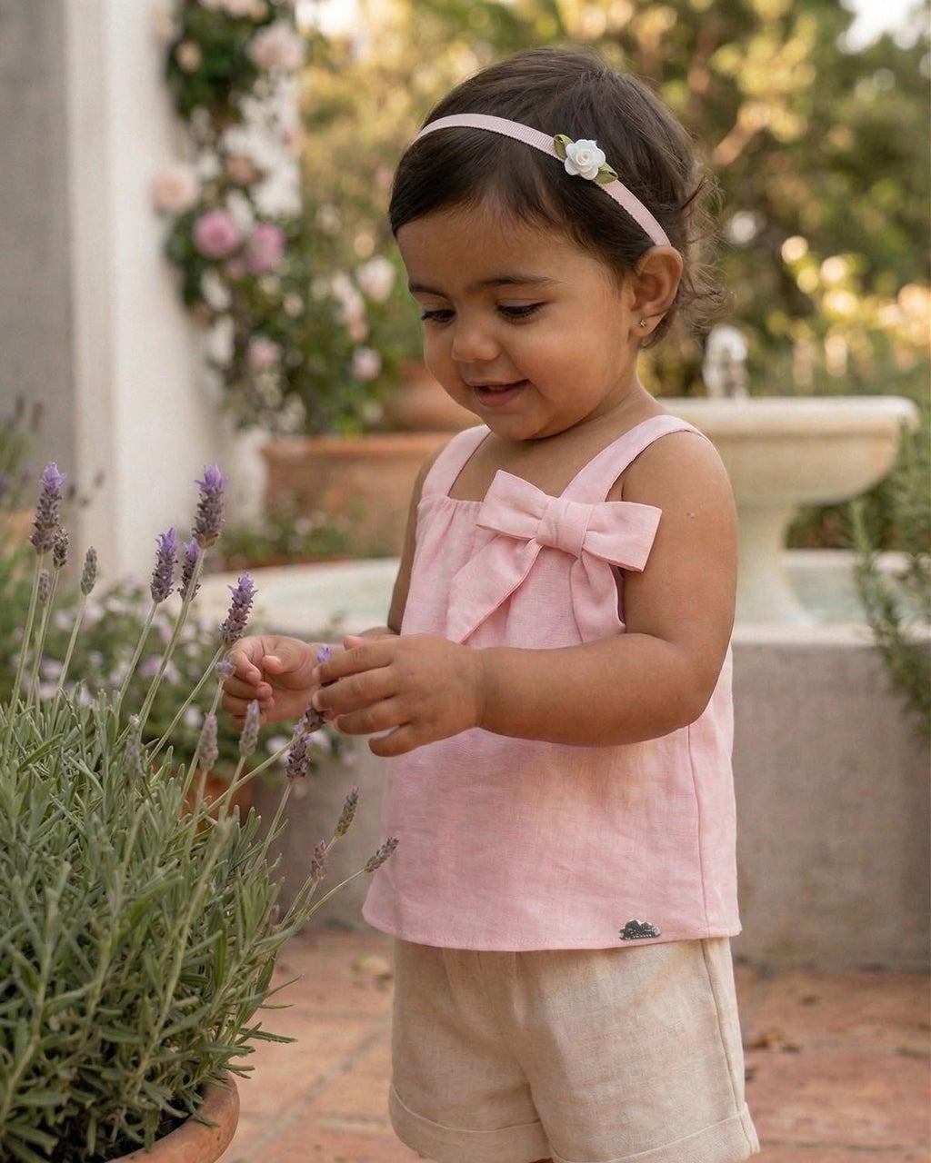 Conjunto blusa de tiras con moño rosa y short beige para bebé niña