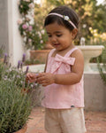 Conjunto blusa de tiras con moño rosa y short beige para bebé niña