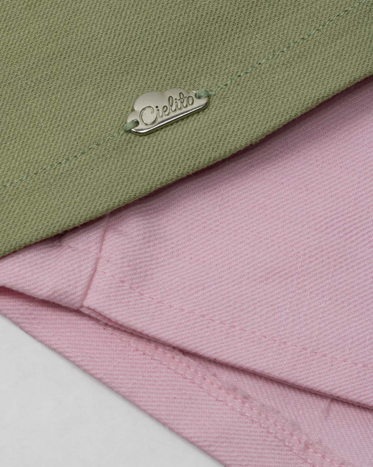 Conjunto blusa manga sisa verde con moñitos y short rosa para bebé niña