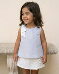 Conjunto blusa en tela hoja rota azul con moño y falda short blanca para bebé niña