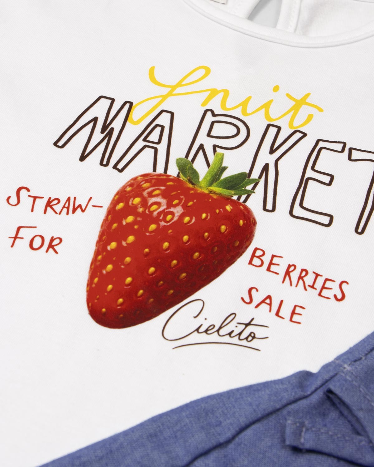 Conjunto blusa blanca estampada Fruit Market y falda short azul para bebé niña