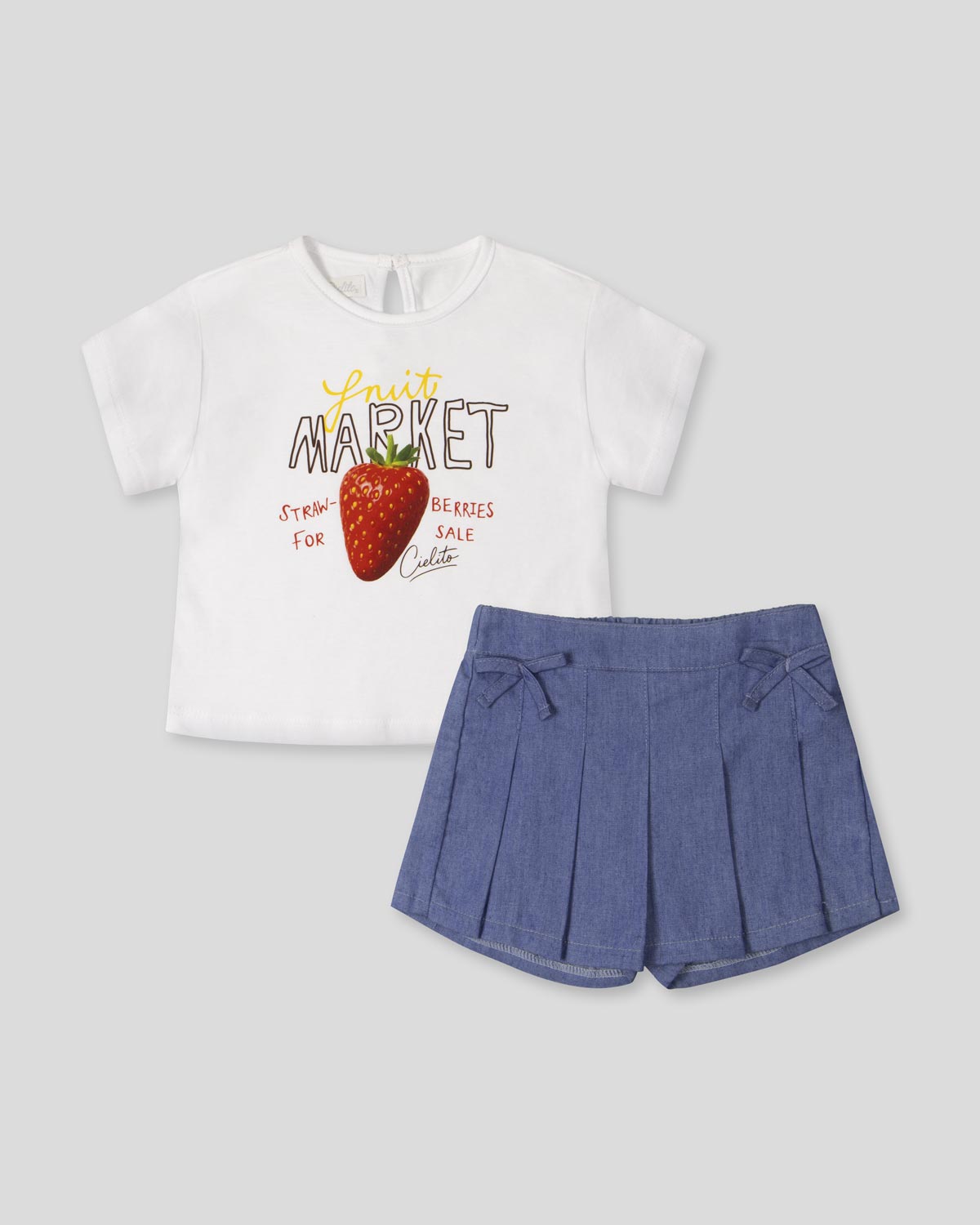 Conjunto blusa blanca estampada Fruit Market y falda short azul para bebé niña