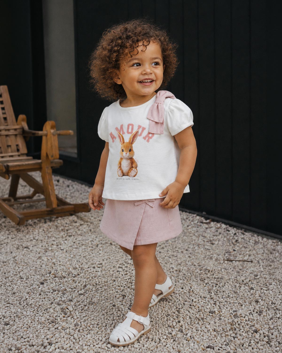 Conjunto blusa blanca estampada con moñito en hombro y falda short rosa para bebé niña