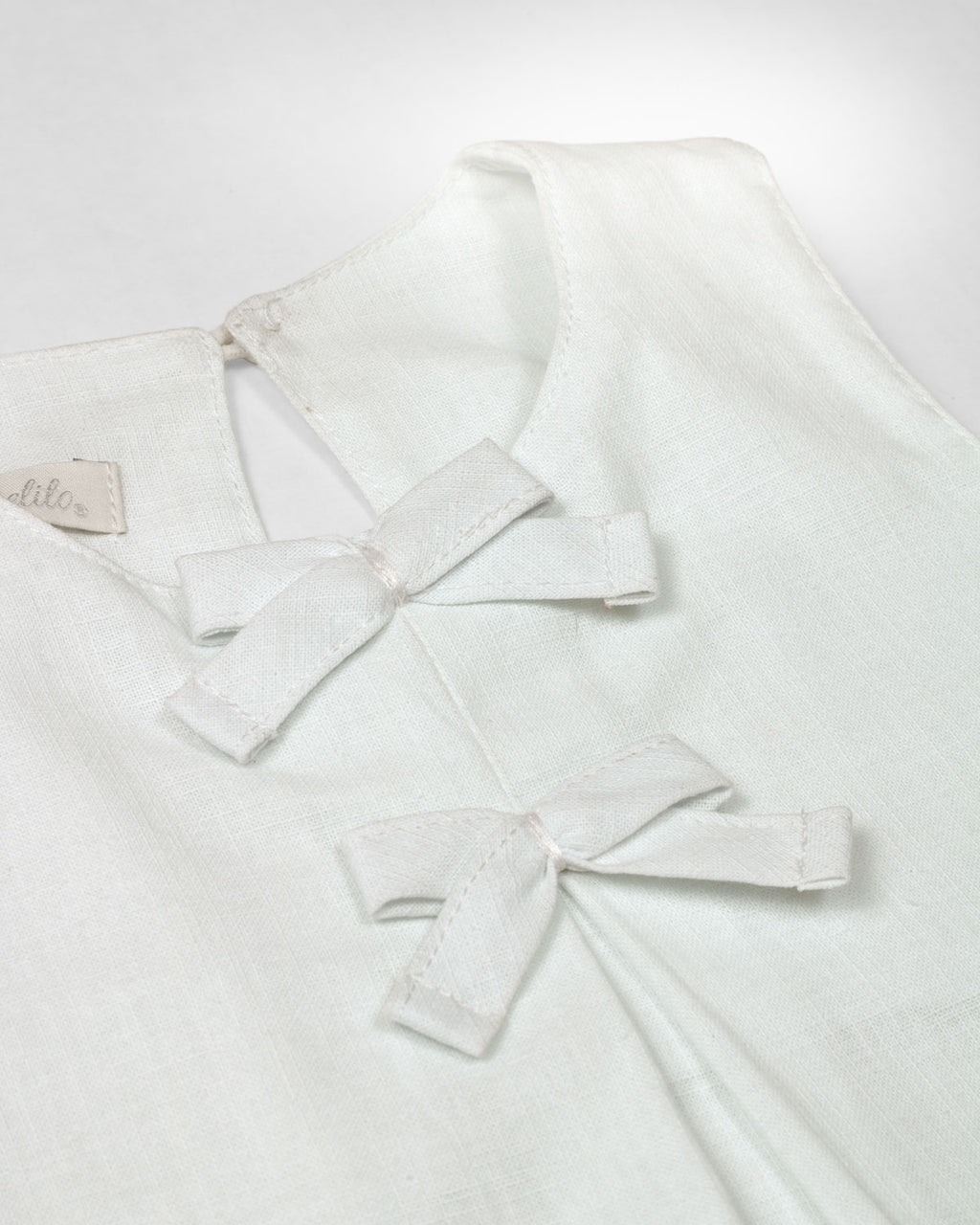 Conjunto blusa blanca y falda short azul para bebé niña