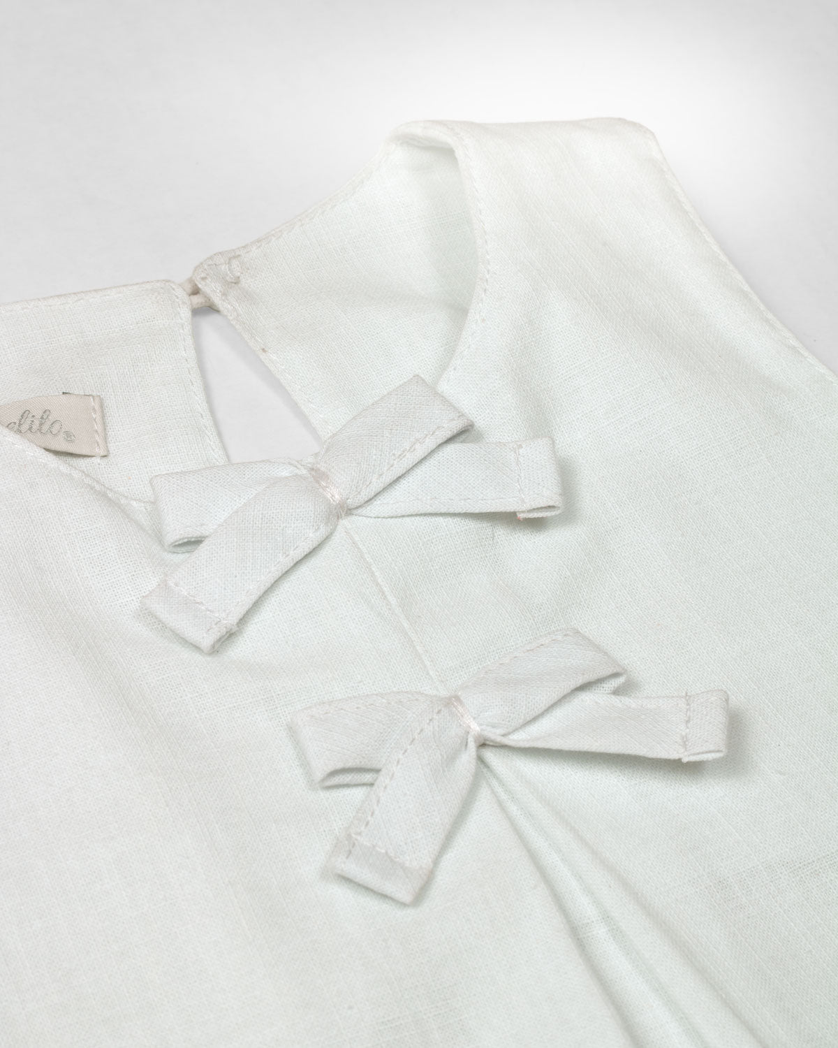 Conjunto blusa blanca y falda short azul para bebé niña