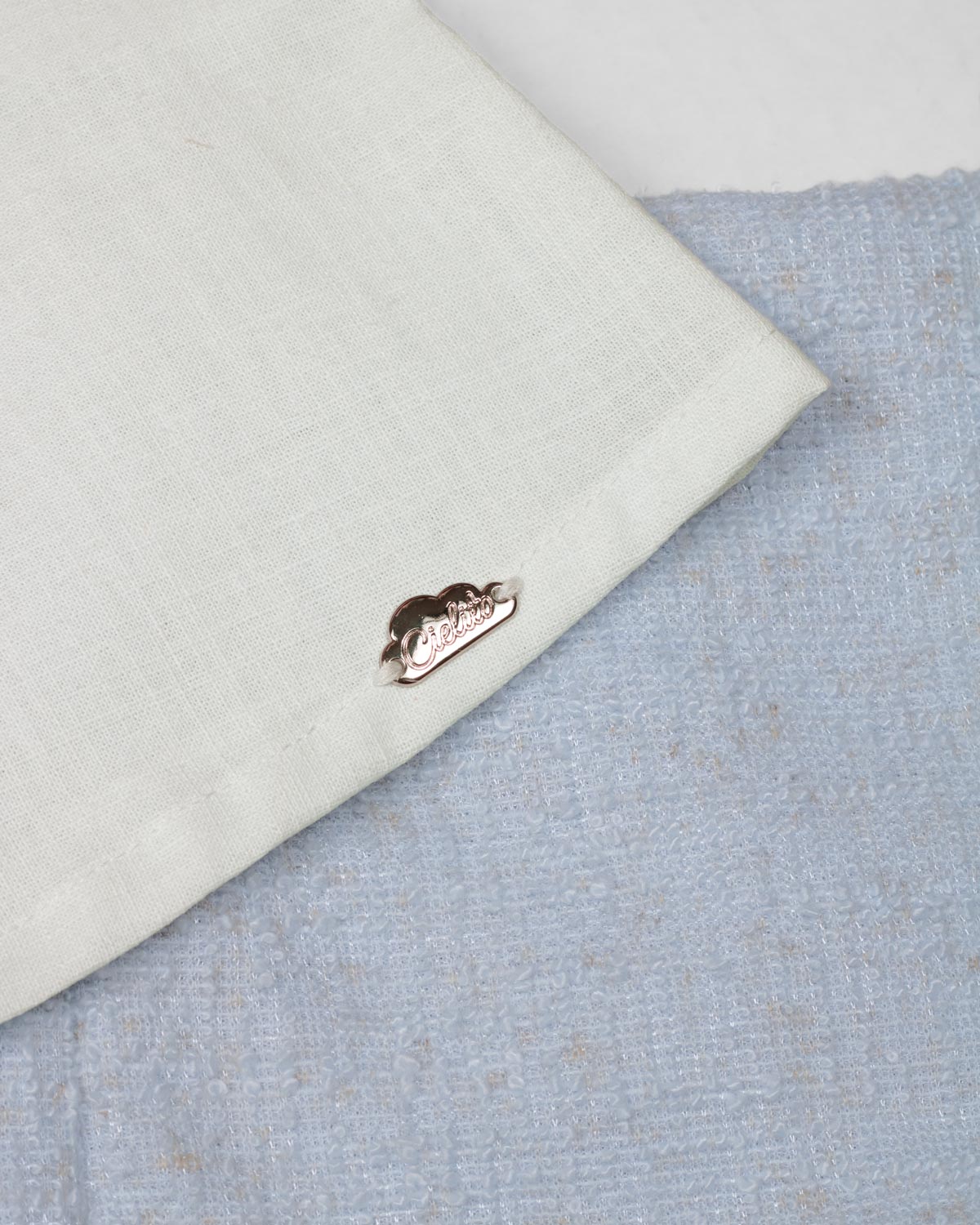 Conjunto blusa blanca y falda short azul para bebé niña