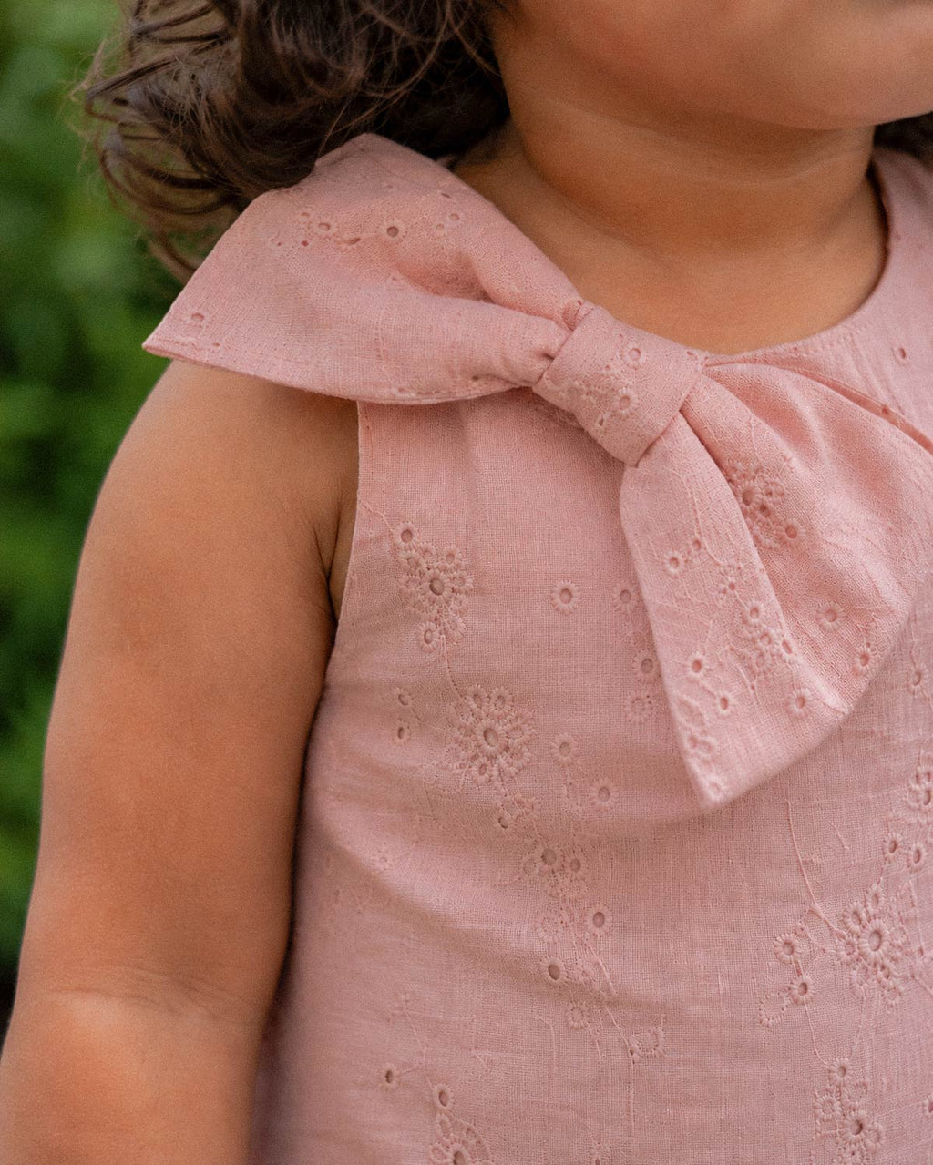 Conjunto blusa rosa con moño en tela hoja rota y falda short blanca para bebé niña