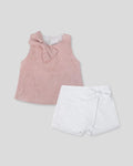 Conjunto blusa rosa con moño en tela hoja rota y falda short blanca para bebé niña