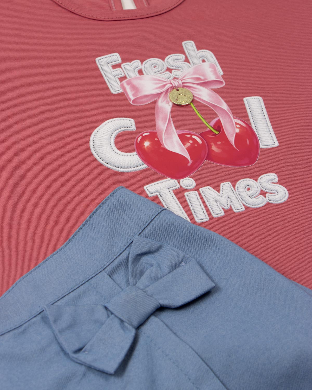 Conjunto camiseta roja con estampado Fresh Cool y falda short azul para bebé niña