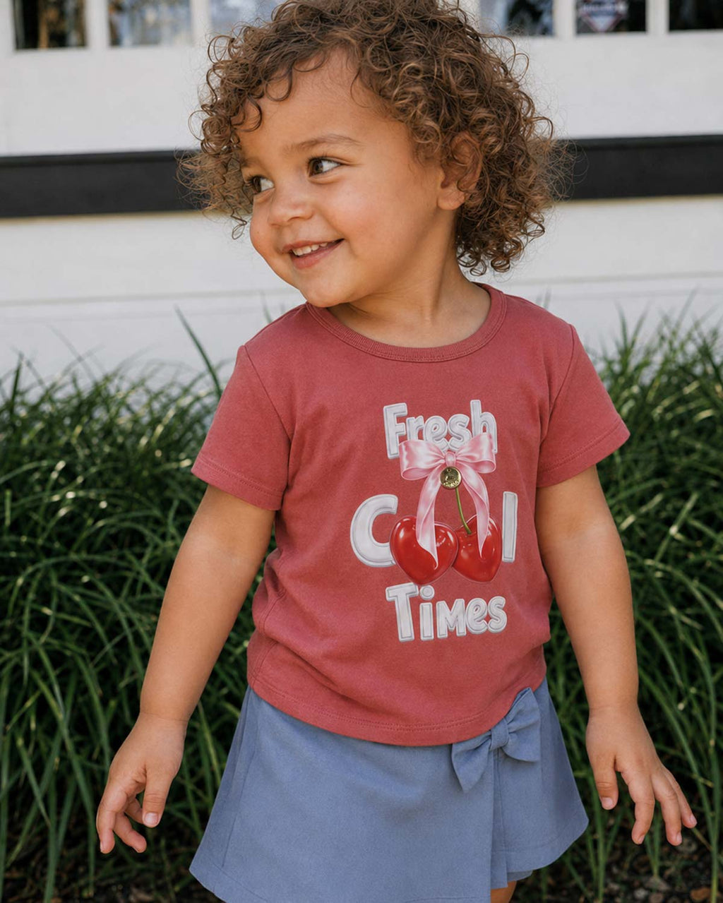 Conjunto camiseta roja con estampado Fresh Cool y falda short azul para bebé niña