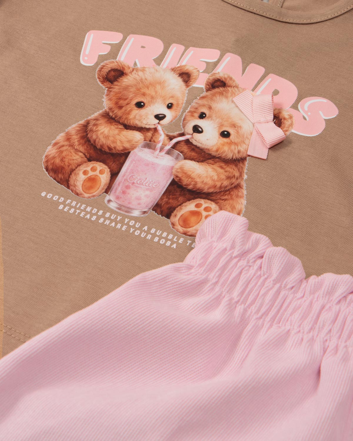 Conjunto camiseta café con estampado Friends y short rosa para bebé niña