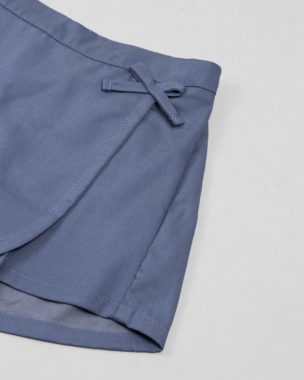 Conjunto blusa amarilla de tiras con moño y falda short azul para bebé niña