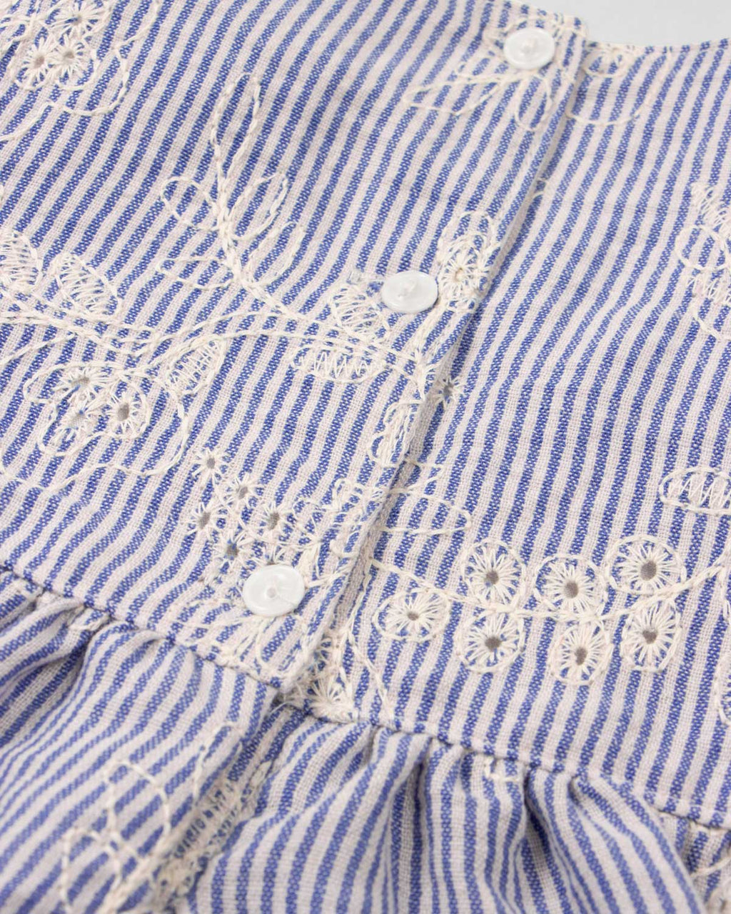 Conjunto blusa de rayas azul en tela hoja rota con moño rosa y falda short rosa bebé niña