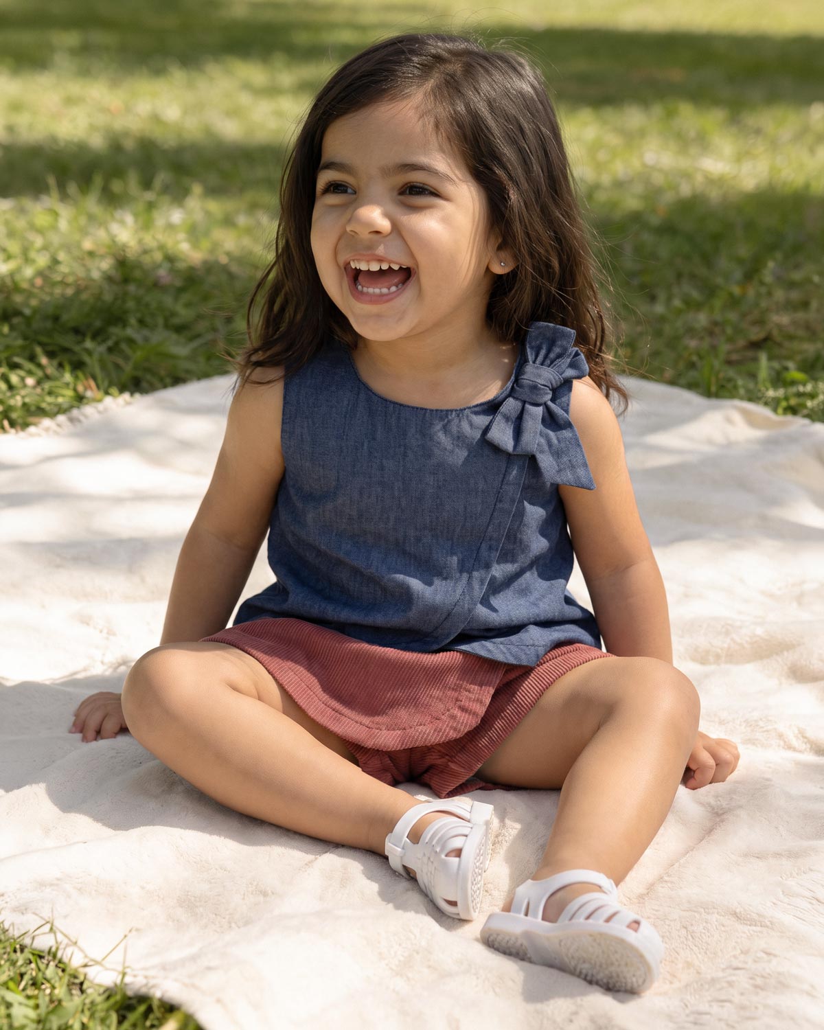 Conjunto blusa chambray azul con moño y falda short rosa oscuro para bebé niña