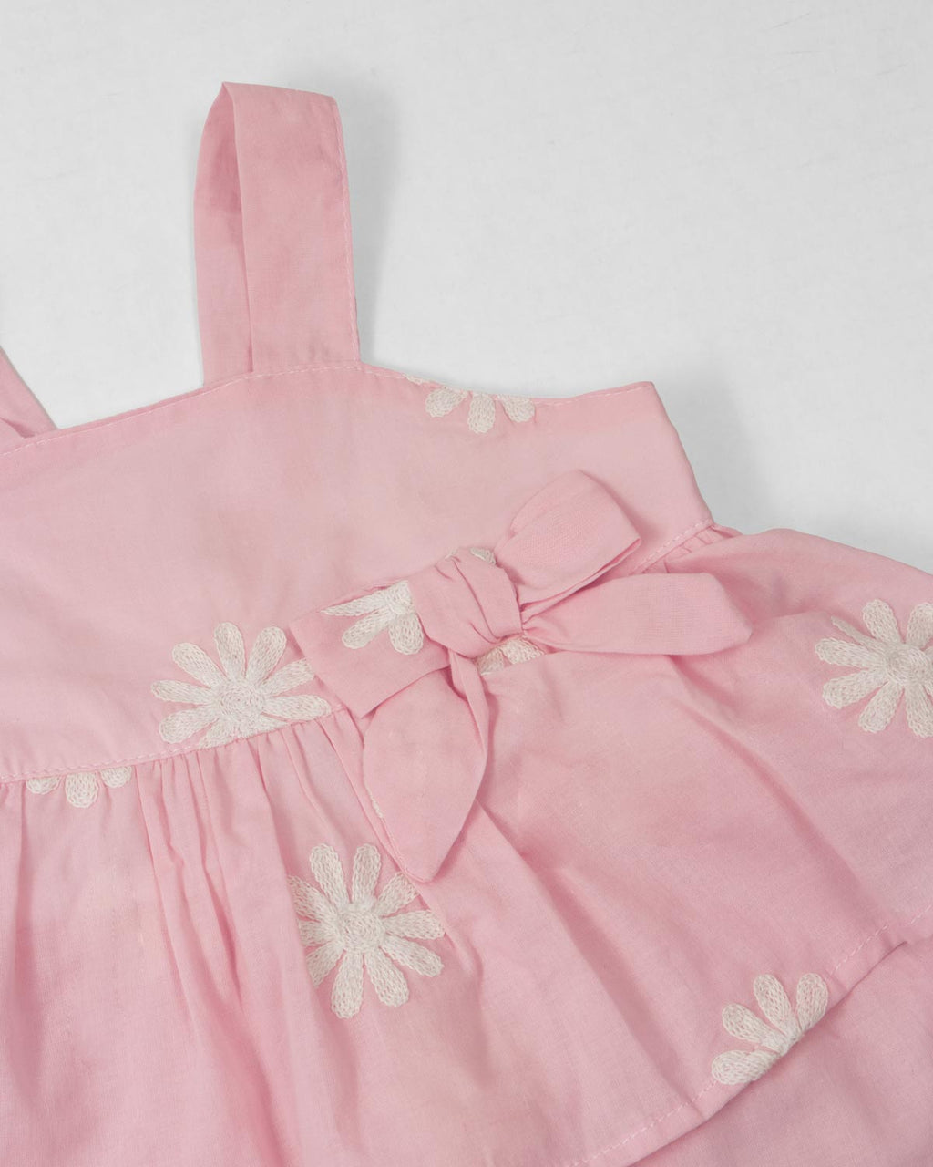 Conjunto blusa rosada de flores bordadas con boleros y falda short azul con moños para bebé niña
