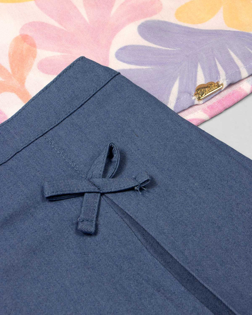 Conjunto blusa estampada con bolero y falda short con moñitos azul para bebé niña