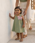 Vestido verde de tiras con moñito rosa para bebé niña