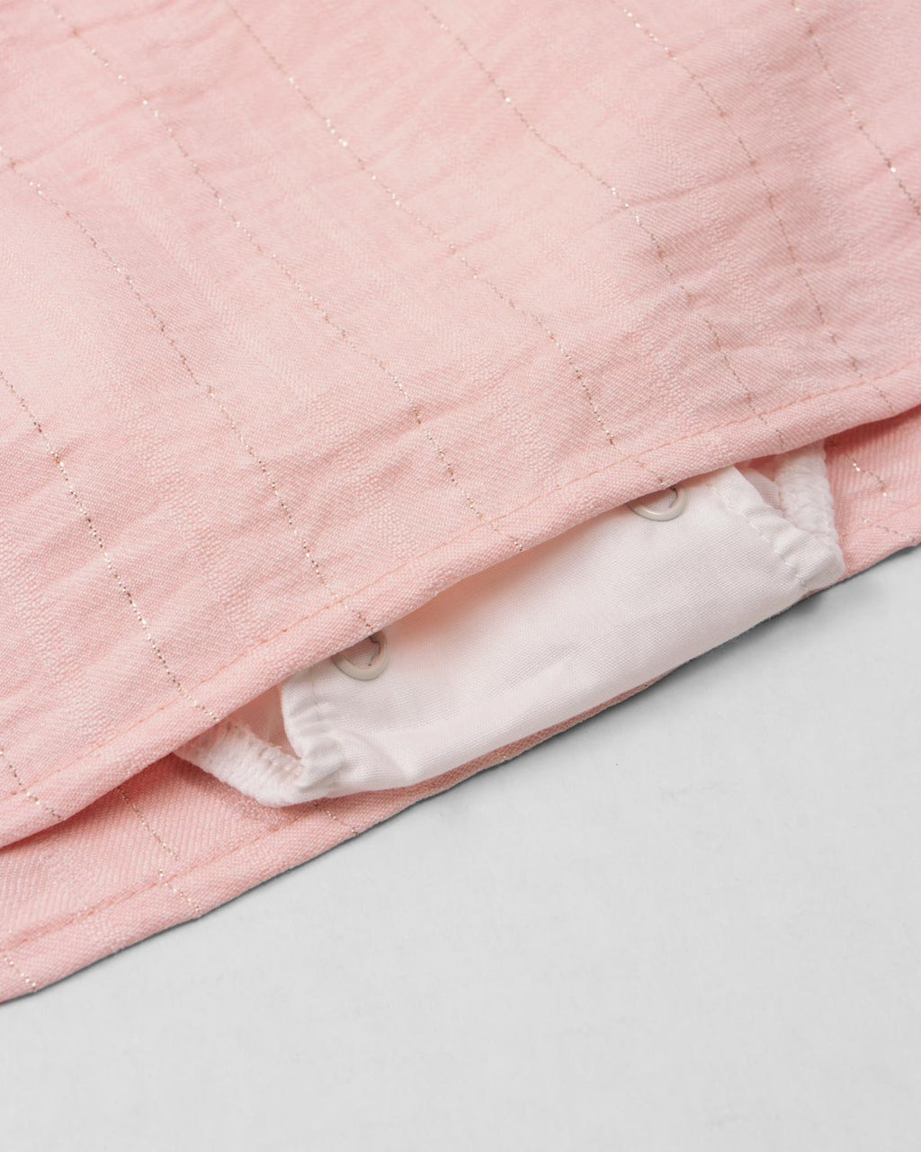 Vestido body rosa con detalle de líneas plateadas y moño en hombro para bebé niña
