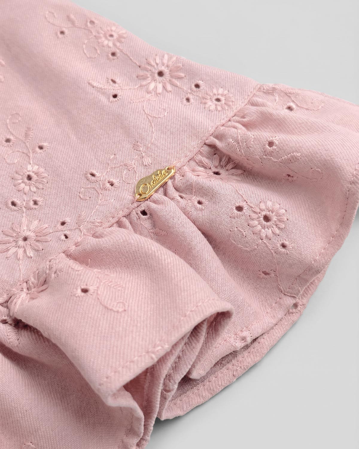 Vestido rosa en tela hoja rota con moño blanco en hombro para bebé niña