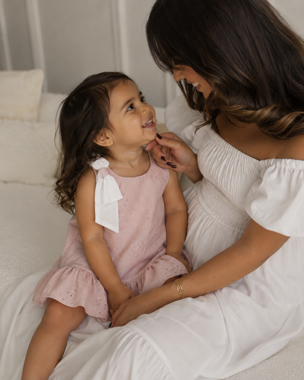 Vestido rosa en tela hoja rota con moño blanco en hombro para bebé niña