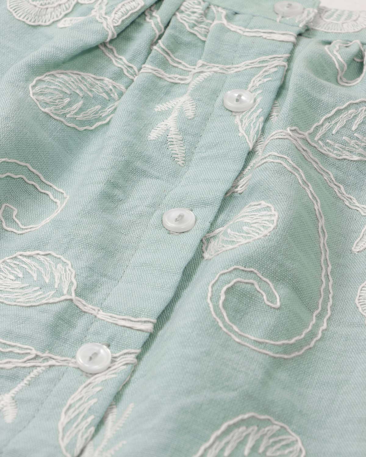 Vestido verde menta de tiras en tela bordada con moño para bebé niña