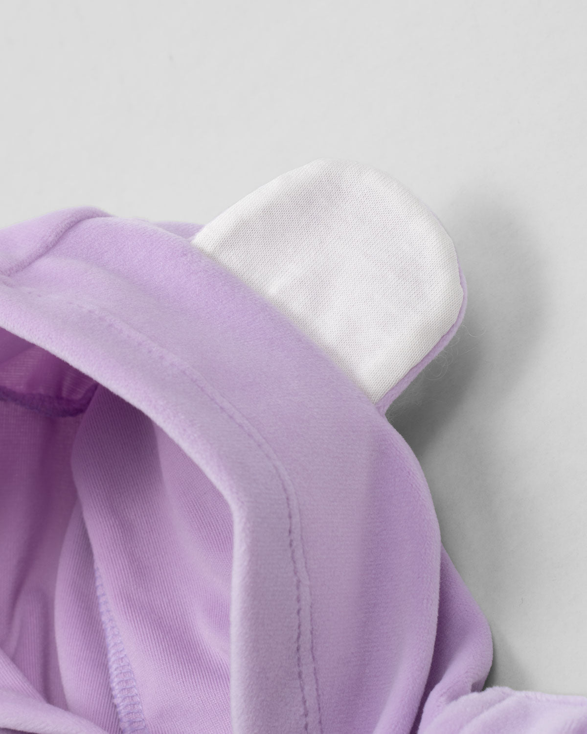 Pijama lila de dos piezas con gorrito de osito para bebé niña