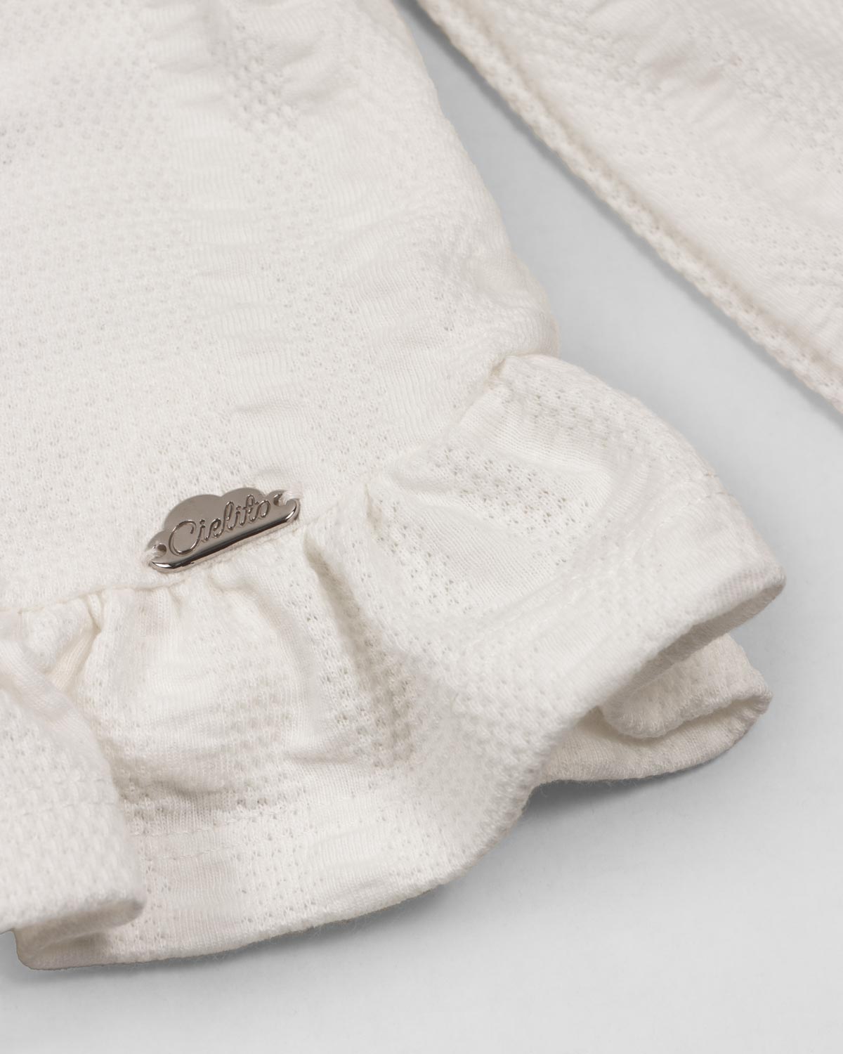 Pijama blanca de dos piezas con gorrito para recién nacida