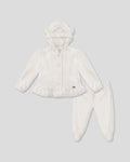 Pijama blanca de dos piezas con gorrito para recién nacida