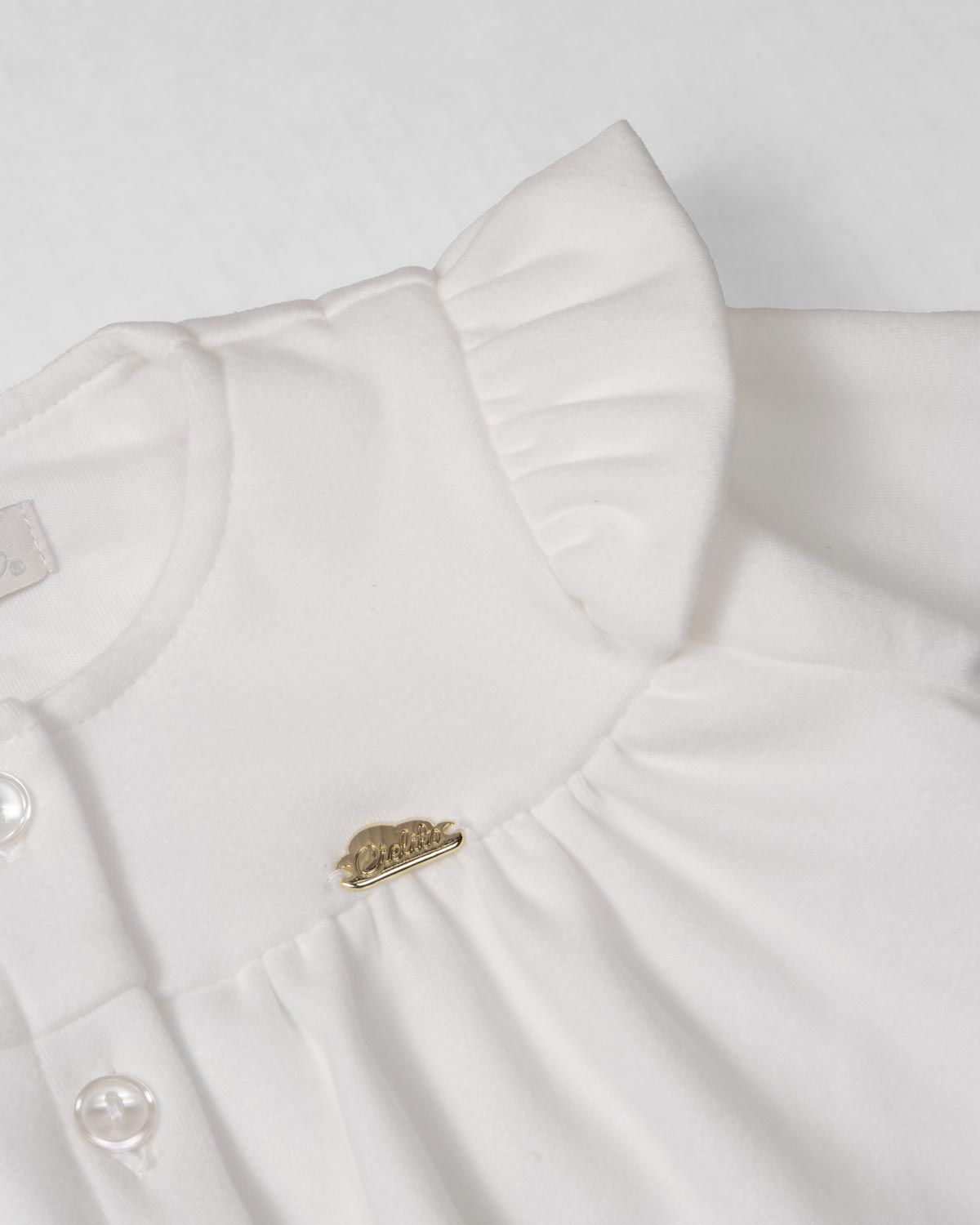Pijama enteriza blanca con botones y boleros para recién nacida