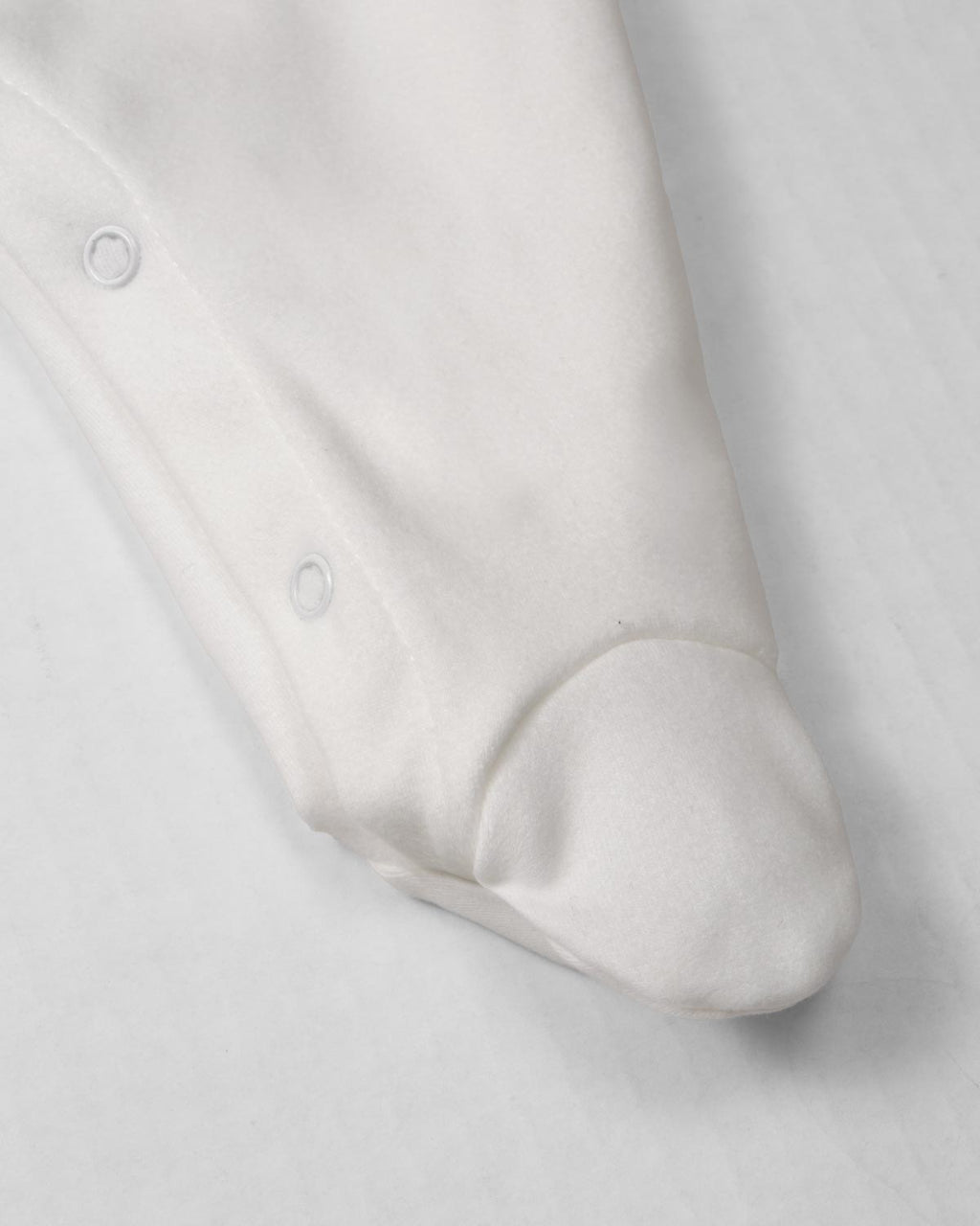 Pijama enteriza blanca con botones y boleros para recién nacida