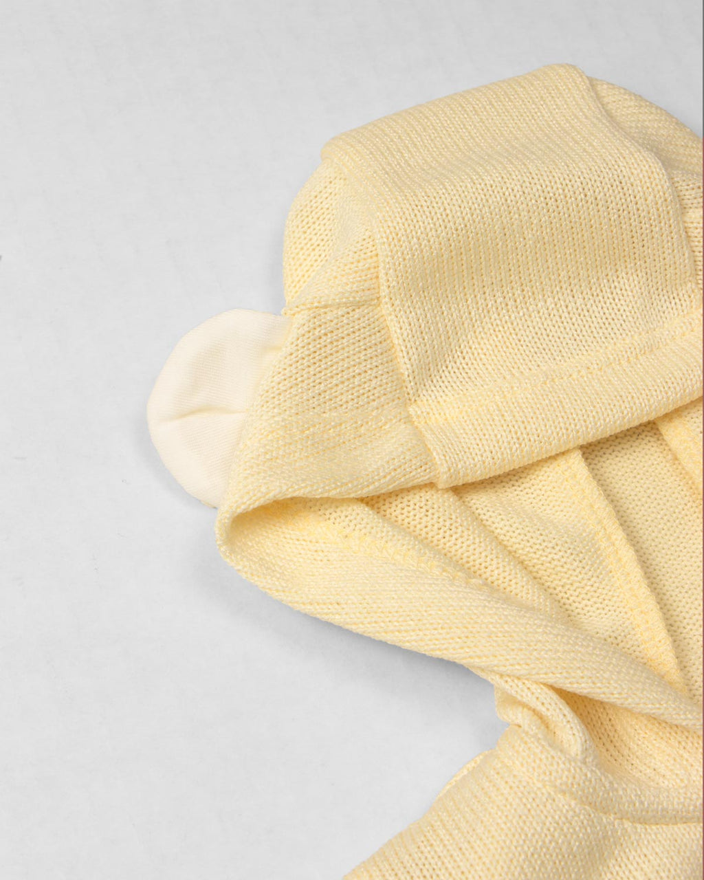 Pijama amarilla de dos piezas con gorrito para bebé