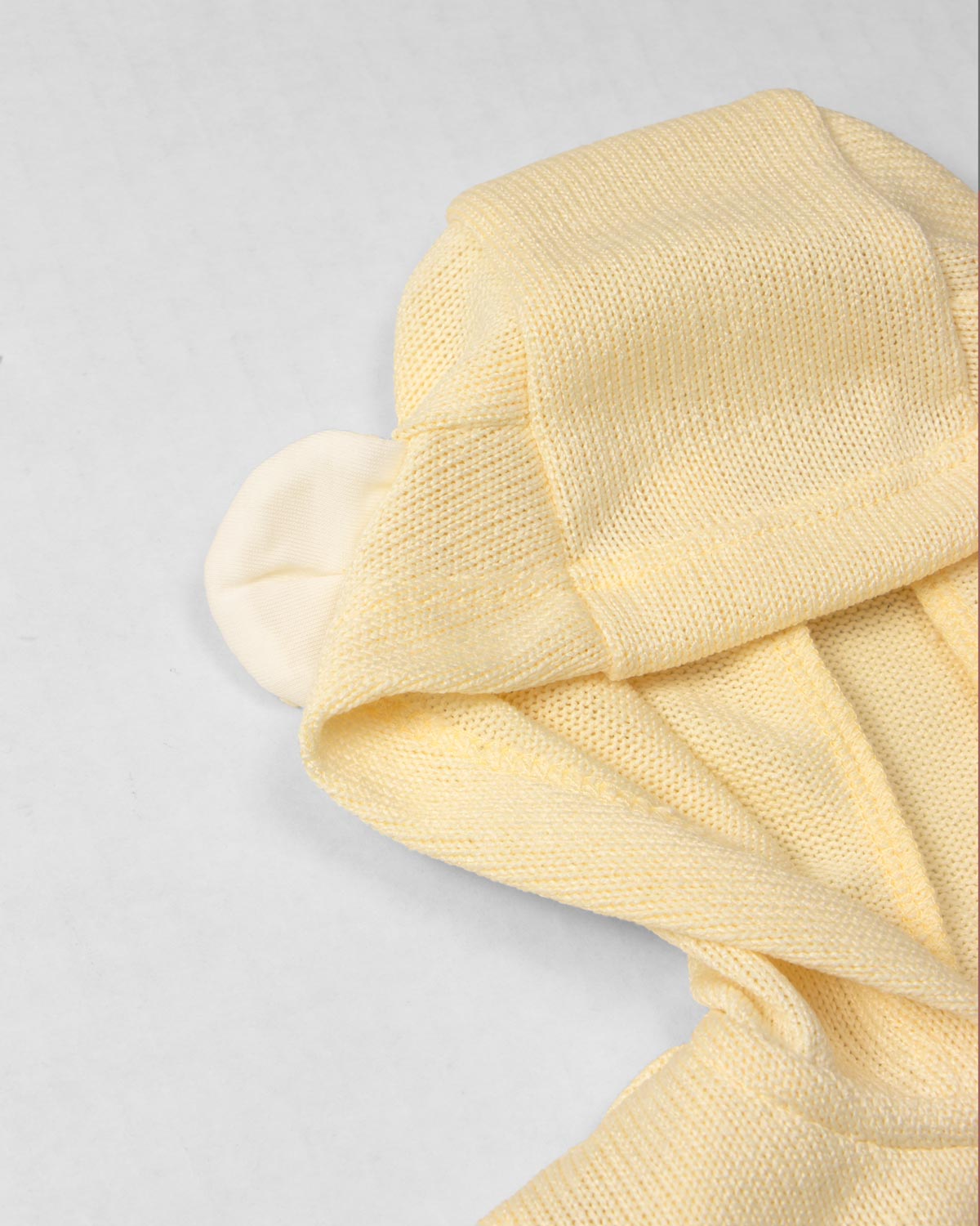 Pijama amarilla de dos piezas con gorrito para bebé