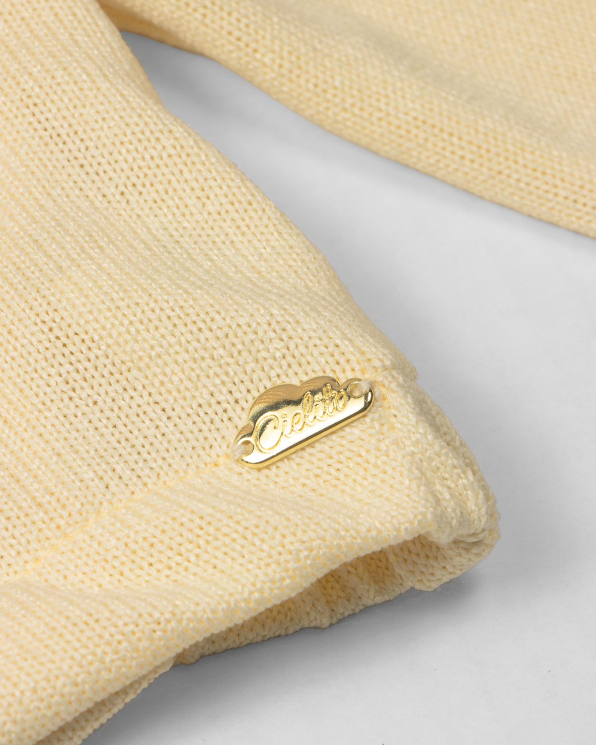 Pijama amarilla de dos piezas con gorrito para bebé