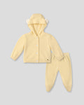 Pijama amarilla de dos piezas con gorrito para bebé