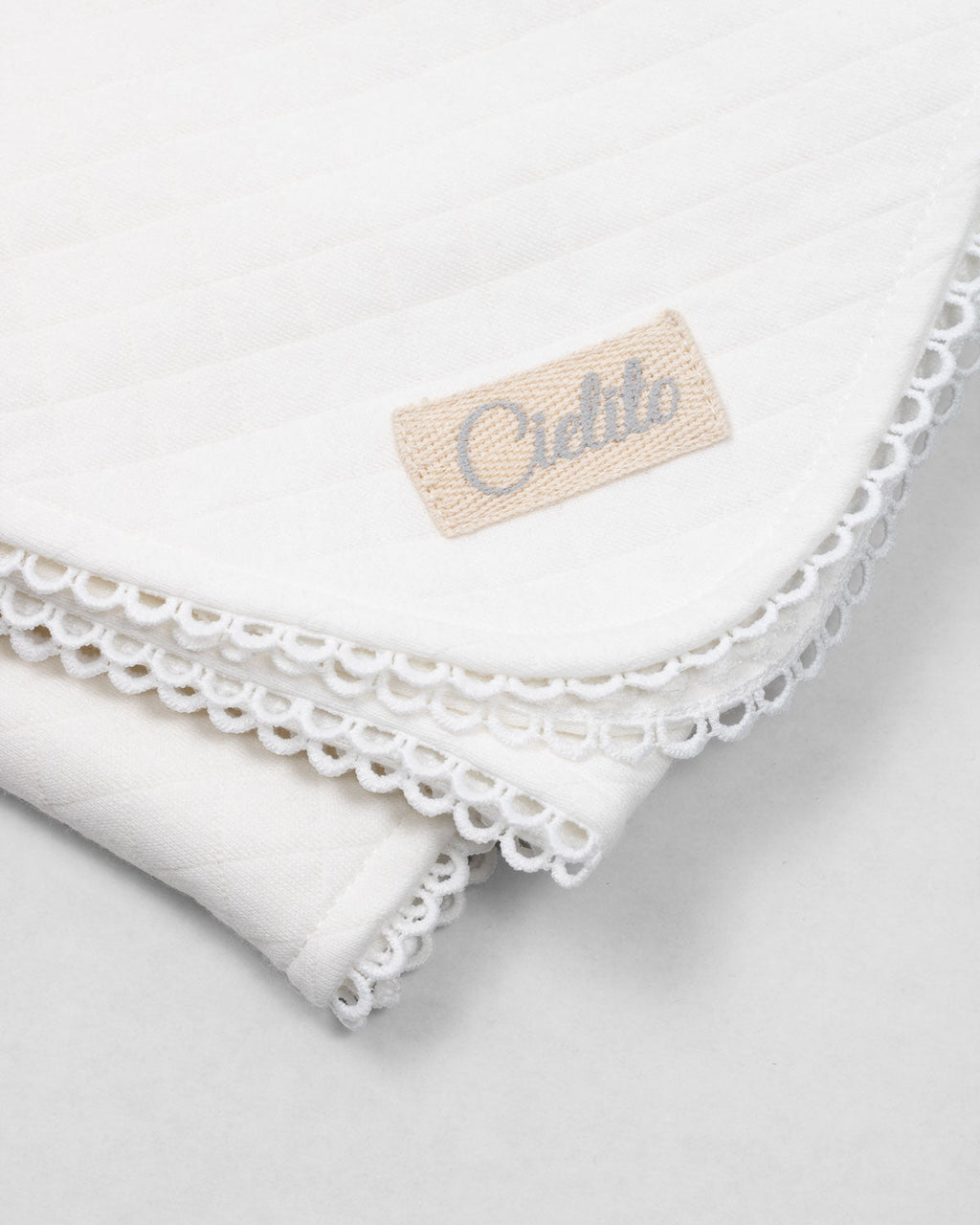 Cobija blanca para recién nacido