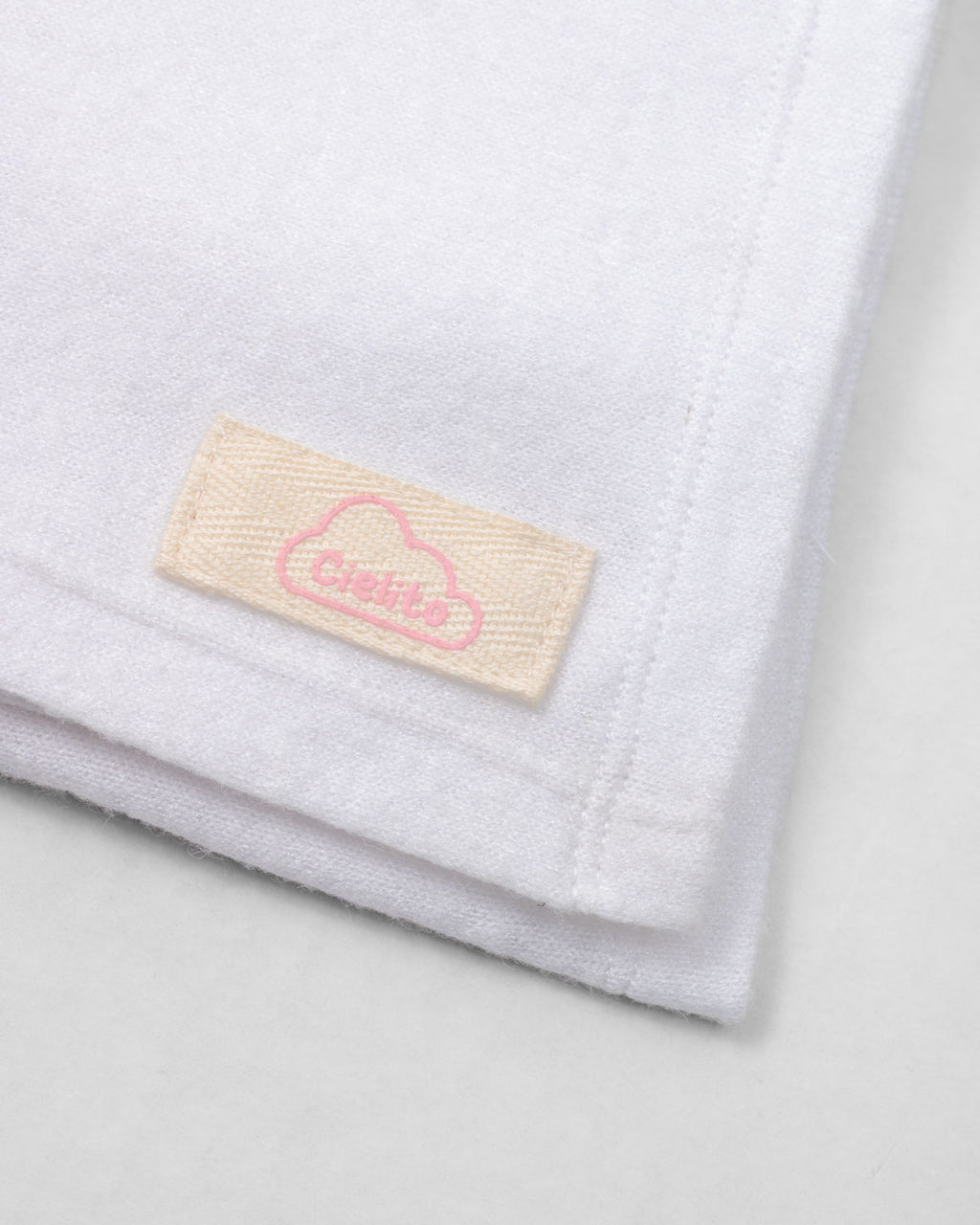 Ajuar blanco de dos piezas con gorro y cobija blanca para recién nacida