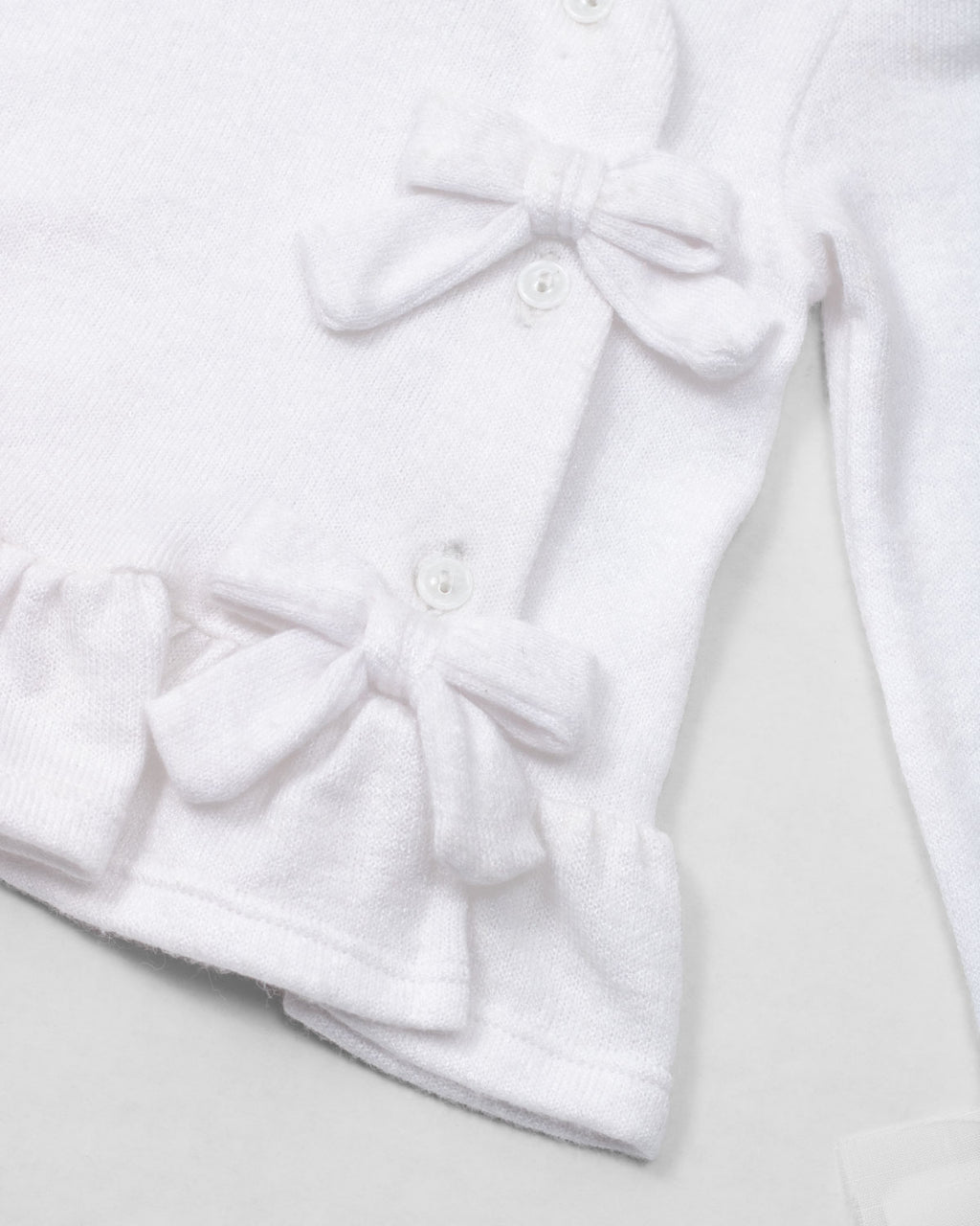 Ajuar blanco de dos piezas con gorro y cobija blanca para recién nacida